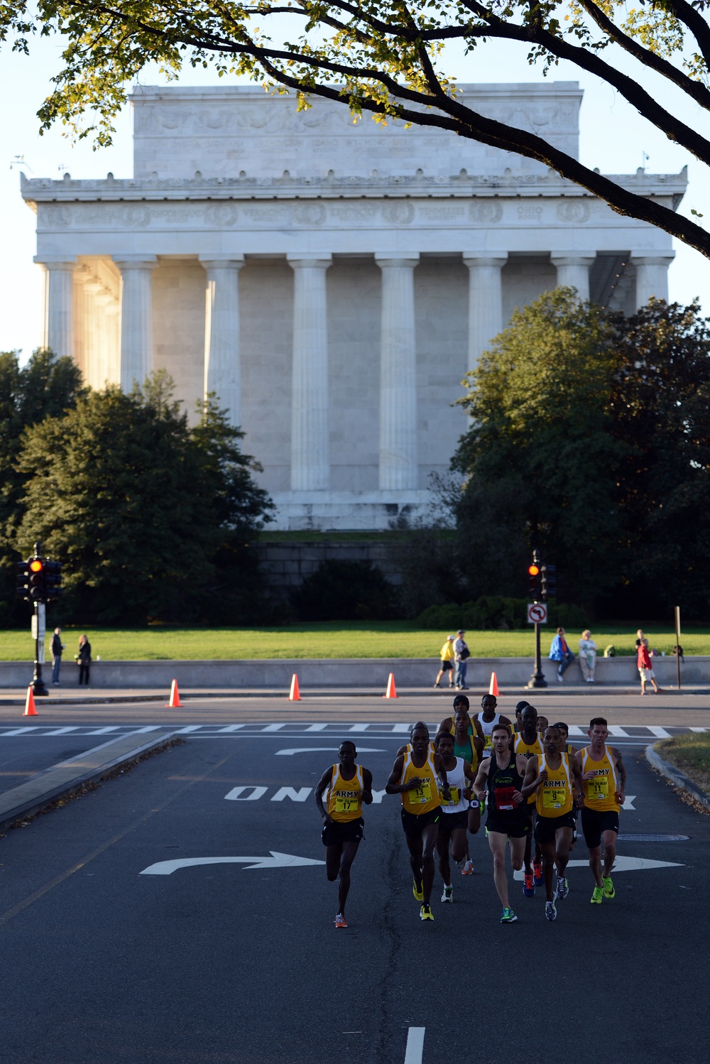 Thousands turn out for 2013 Army Ten-Miler