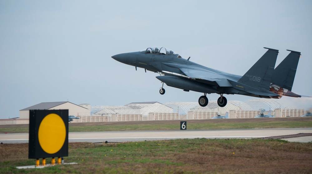 Max Thunder 13-2 takes off