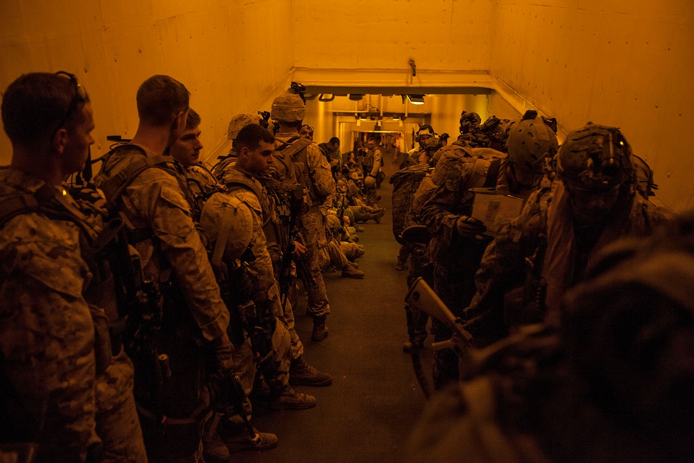 22nd MEU conducts night operations from USS Bataan