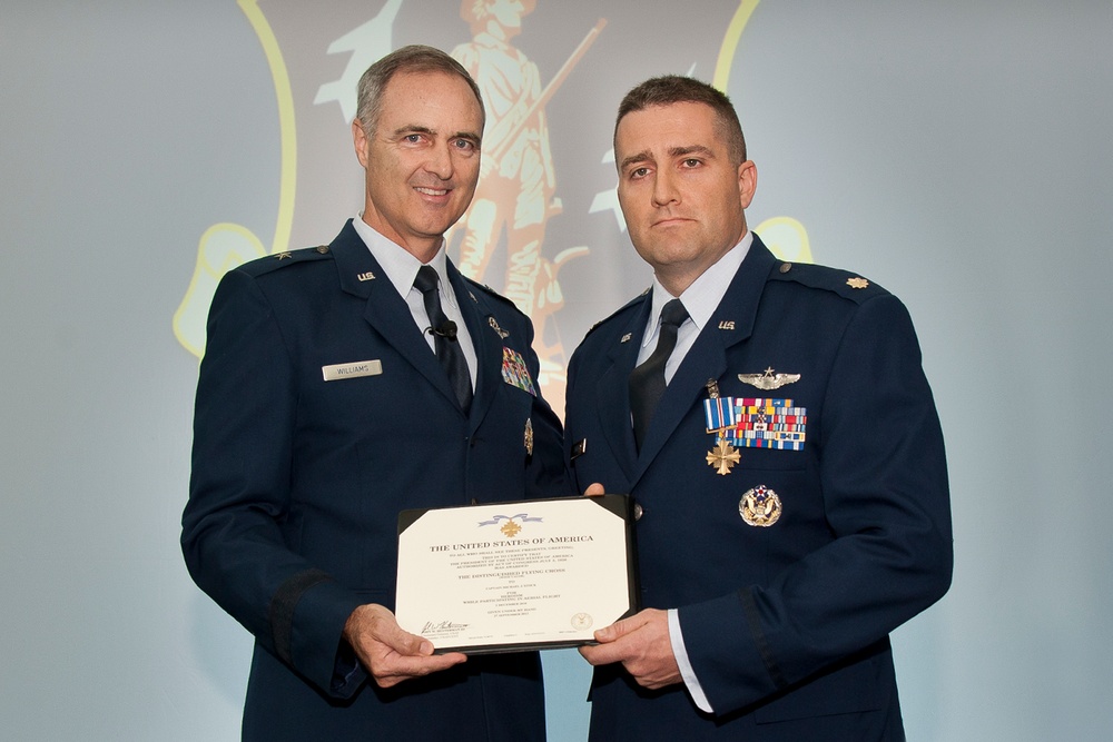 Airman receives Distinguished Flying Cross