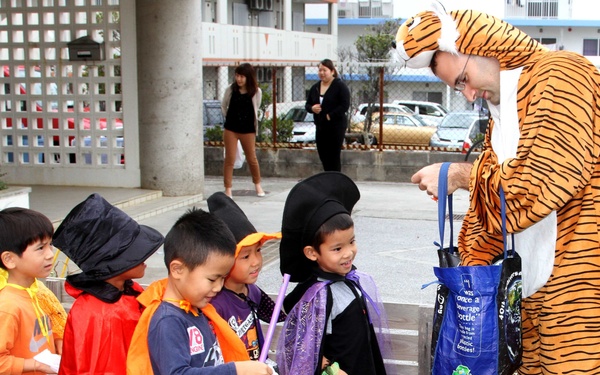 349th Signal shares American culture with local Japanese students