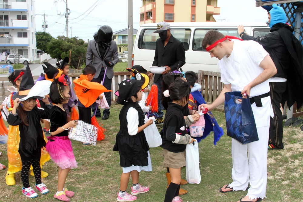 349th Signal shares American culture with local Japanese students
