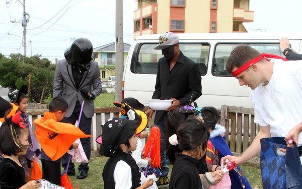 349th Signal shares American culture with local Japanese students