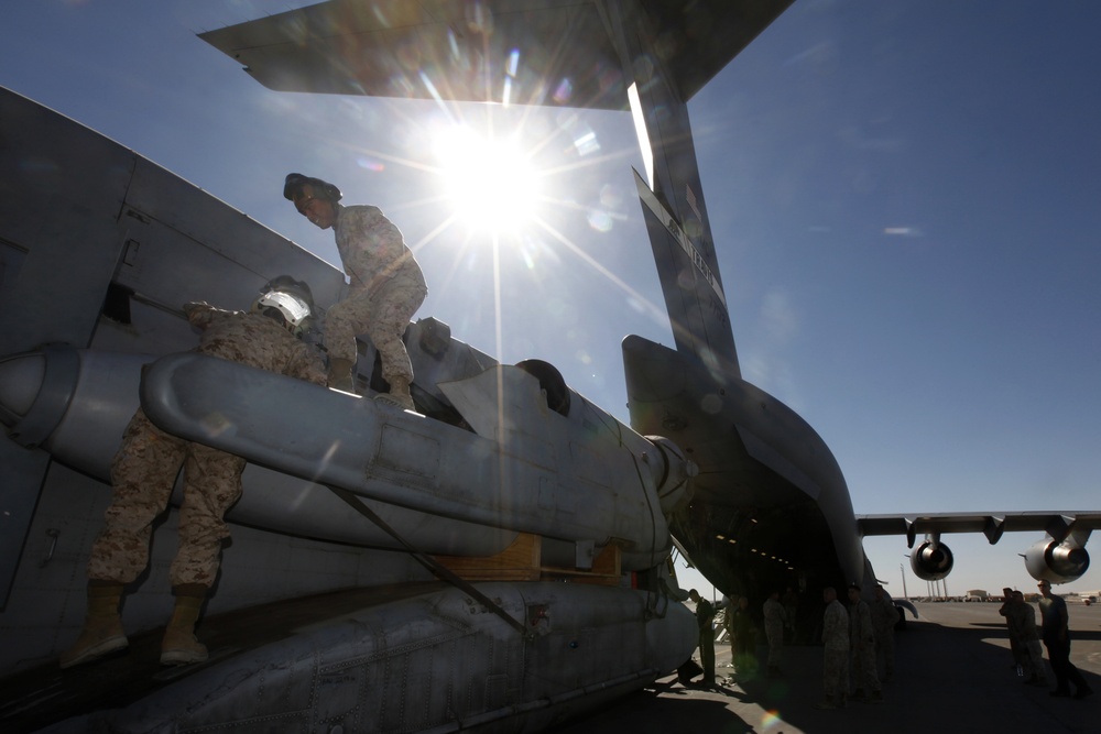 HMH-462 loads CH-53E onto a C-17 Globemaster