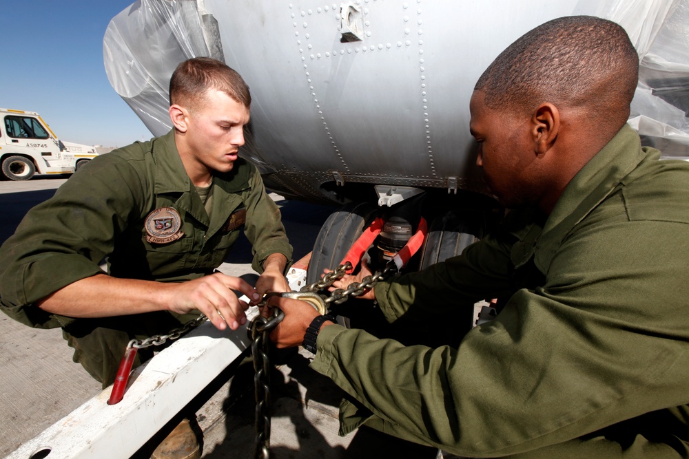 HMH-462 loads CH-53E onto a C-17 Globemaster