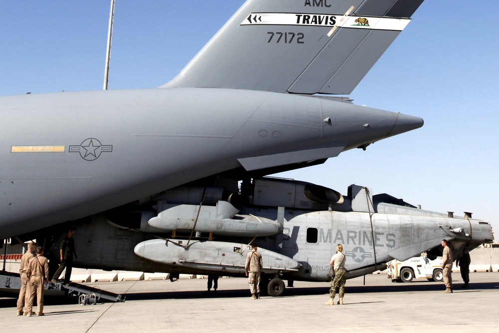 HMH-462 loads CH-53E onto a C-17 Globemaster