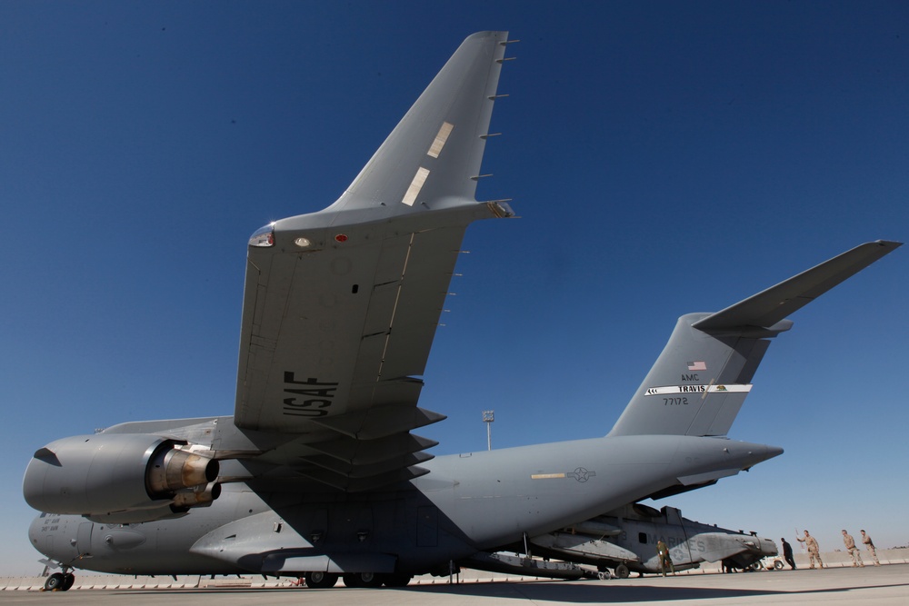 HMH-462 loads CH-53E onto a C-17 Globemaster