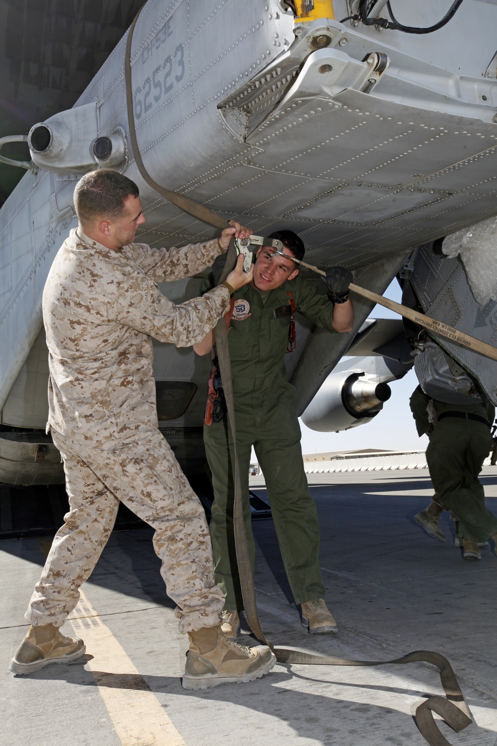 HMH-462 loads CH-53E onto a C-17 Globemaster