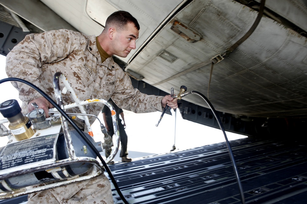 HMH-462 loads CH-53E onto a C-17 Globemaster