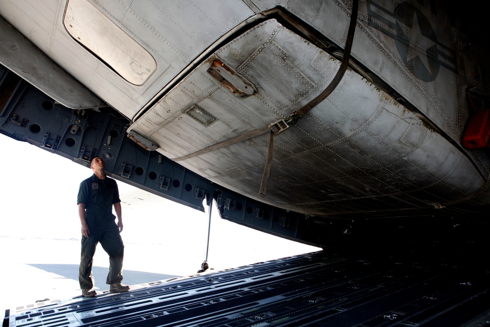 HMH-462 loads CH-53E onto a C-17 Globemaster