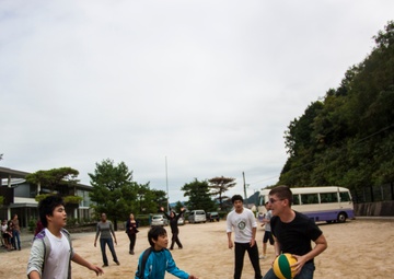 MCAS Iwakuni Single Marine Program provides station residents opportunity to participate in orphanage visits