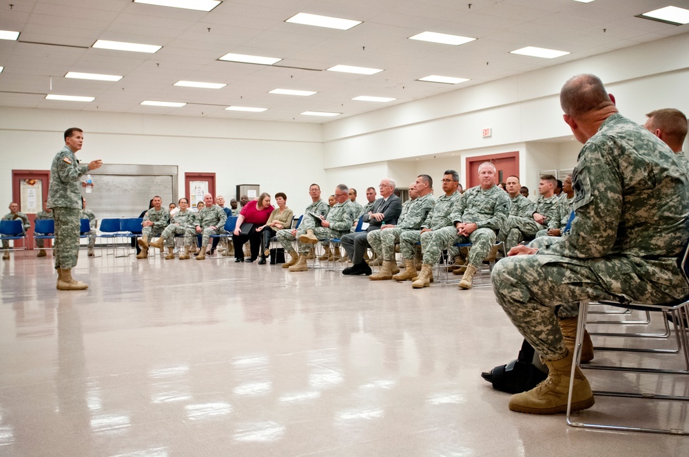 Chief of Army Reserve opens floor, answers Soldiers’ questions