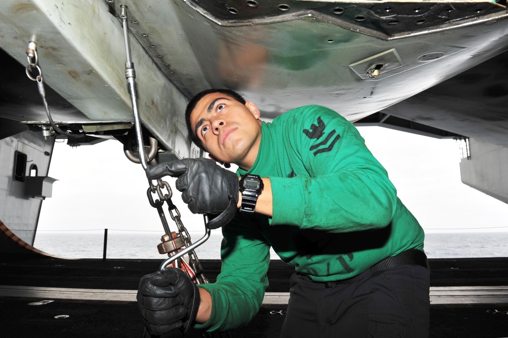 Engine hatch maintenance