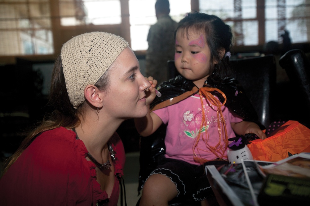 Hansen USO hosts Halloween party