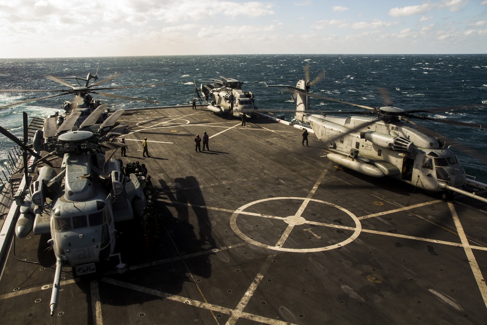 USS SAN ANTONIO CH-53 OFF-LOAD
