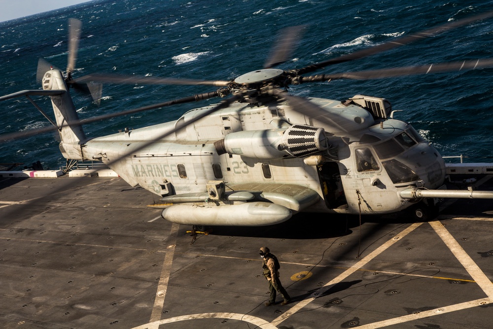 USS SAN ANTONIO CH-53 OFF-LOAD