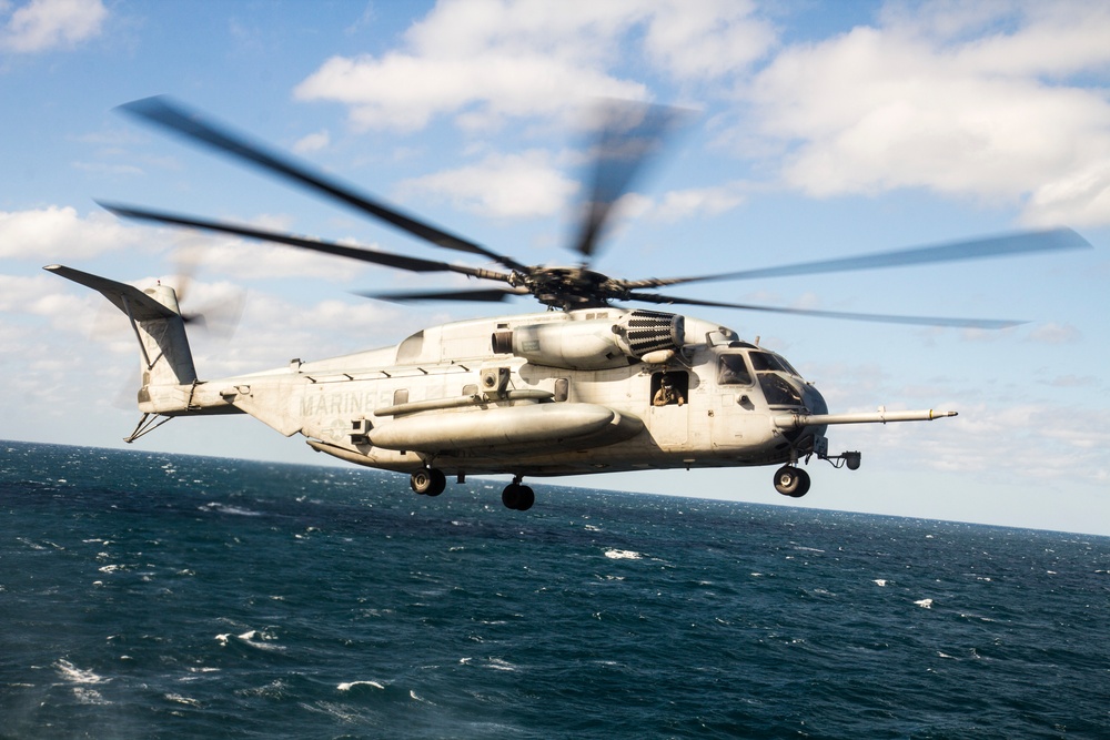 USS SAN ANTONIO CH-53 OFF-LOAD