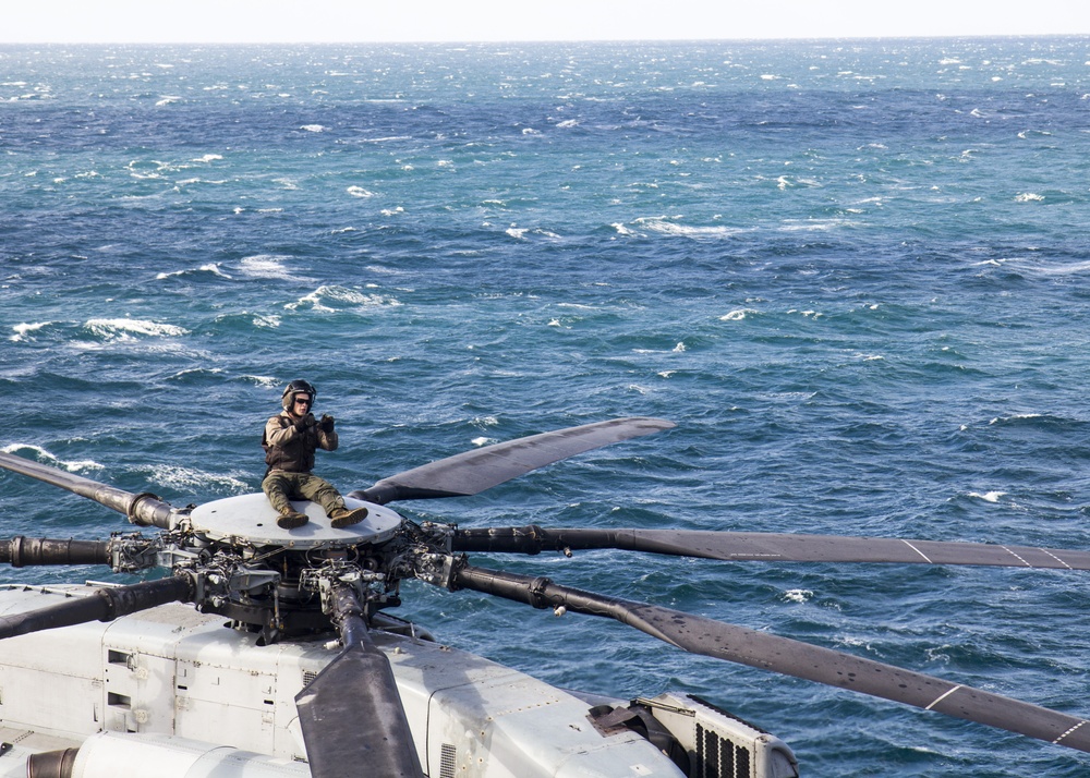 USS SAN ANTONIO CH-53 OFF-LOAD