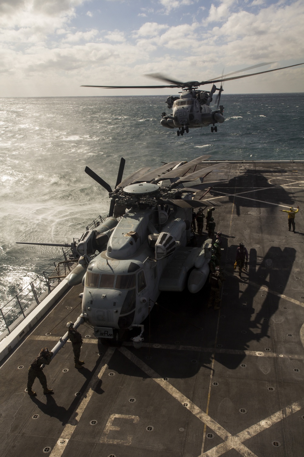 USS SAN ANTONIO CH-53 OFF-LOAD