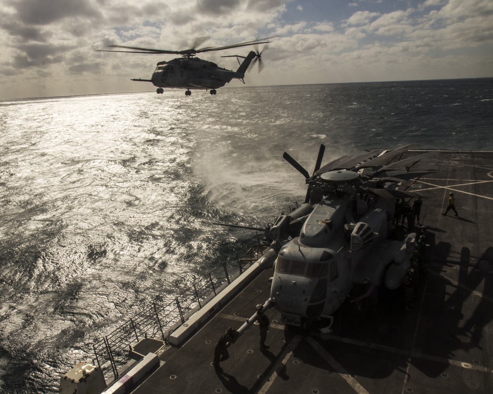 USS SAN ANTONIO CH-53 OFF-LOAD
