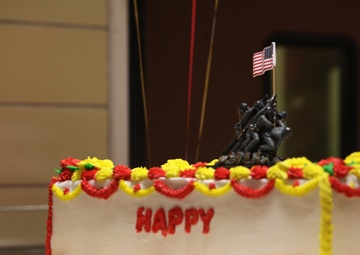 2nd MLG Commander, staff serve lunch for Marine Corps