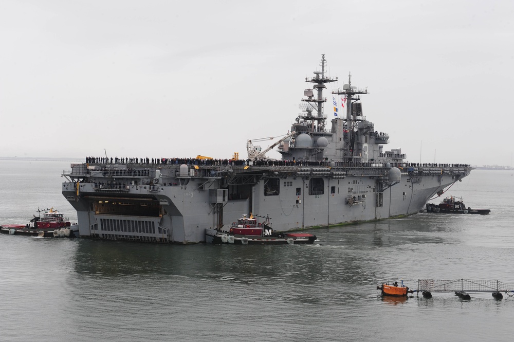 DVIDS - Images - USS Kearsarge returns home! [Image 2 of 2]