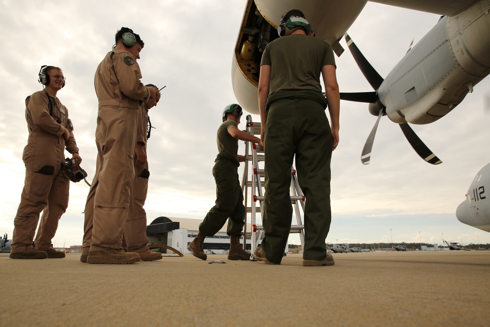 Heavy helicopter squadron conducts aerial refueling operations