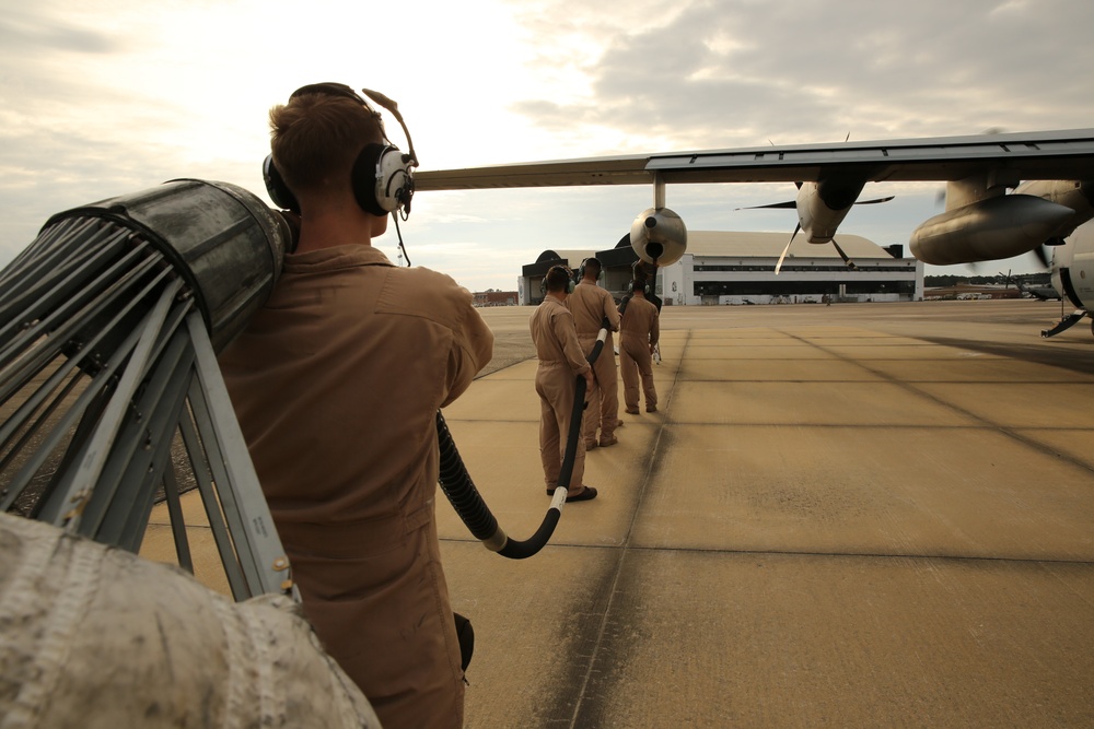 Heavy helicopter squadron conducts aerial refueling operations