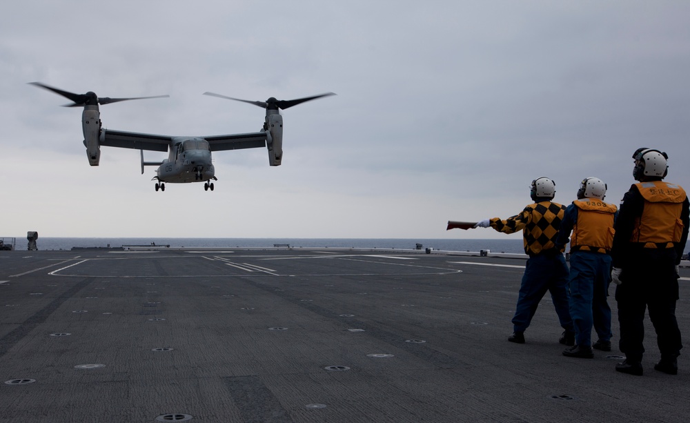 Osprey lands on JMSDF ship for first time in Pacific