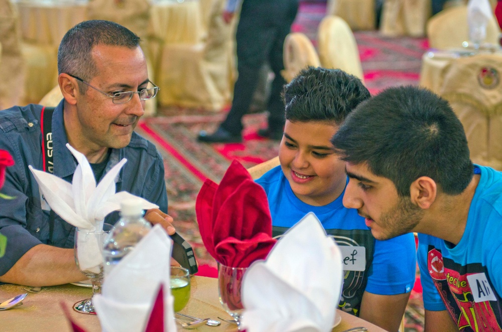 Soldiers celebrate Thanksgiving with Kuwaiti students