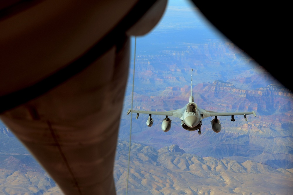 F-16 air refueling