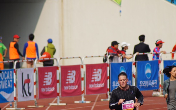 US artillerymen complete Seoul marathon