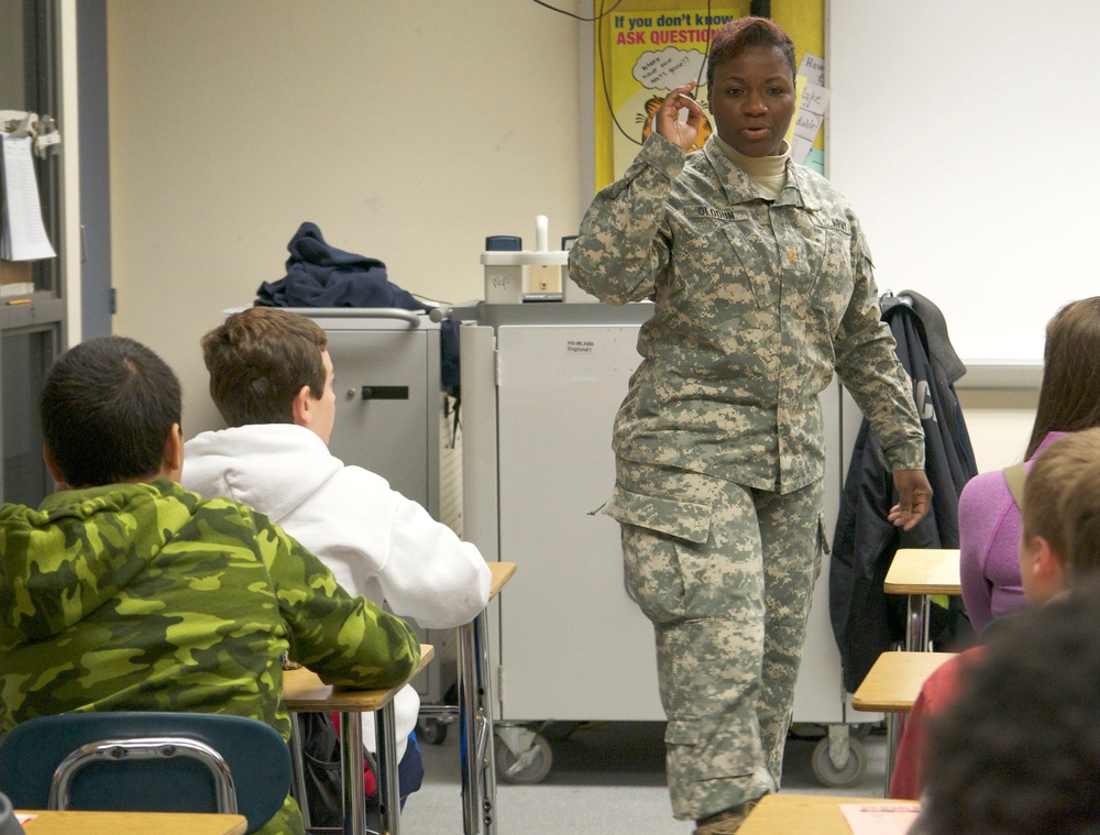 Army Reserve Sais Present to Local High School Career Day
