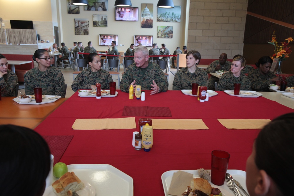 Commanding general meets with Marines to discuss current issues regarding the Marine Corps