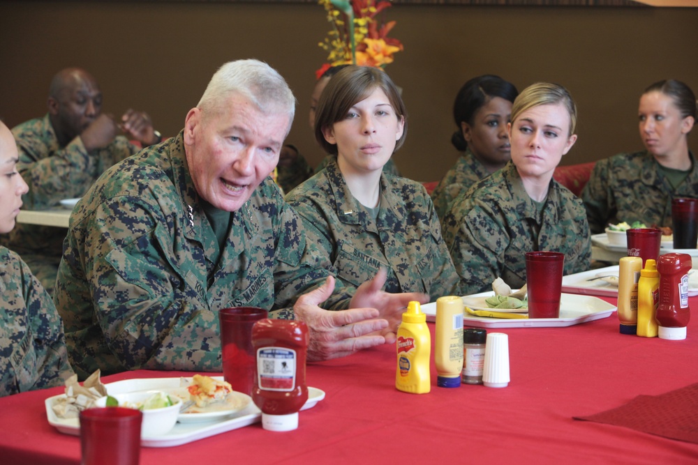 Commanding general meets with Marines to discuss current issues regarding the Marine Corps