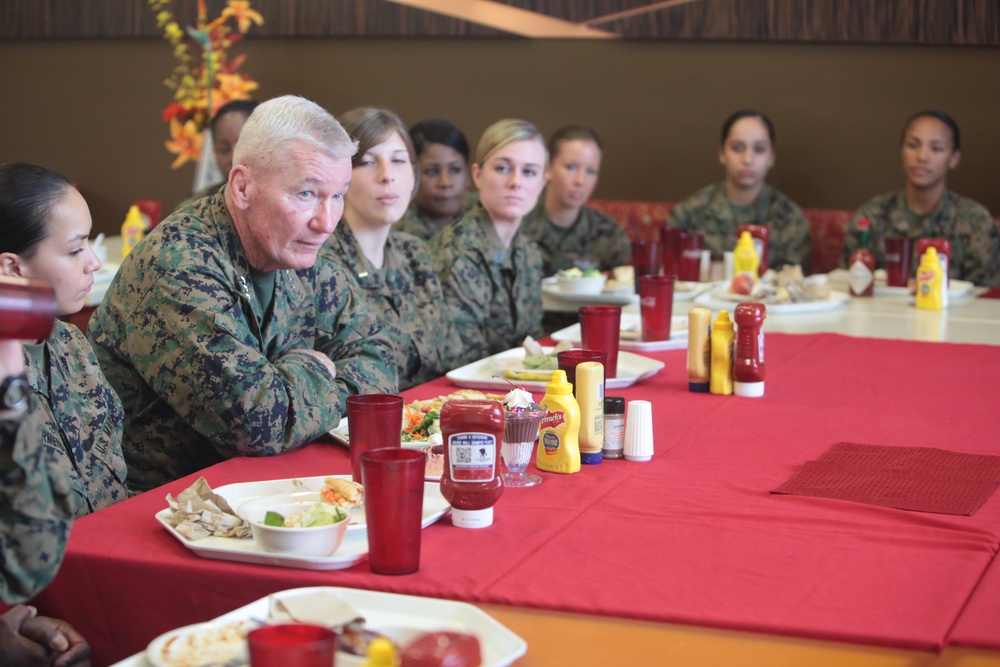 Commanding general meets with Marines to discuss current issues regarding the Marine Corps