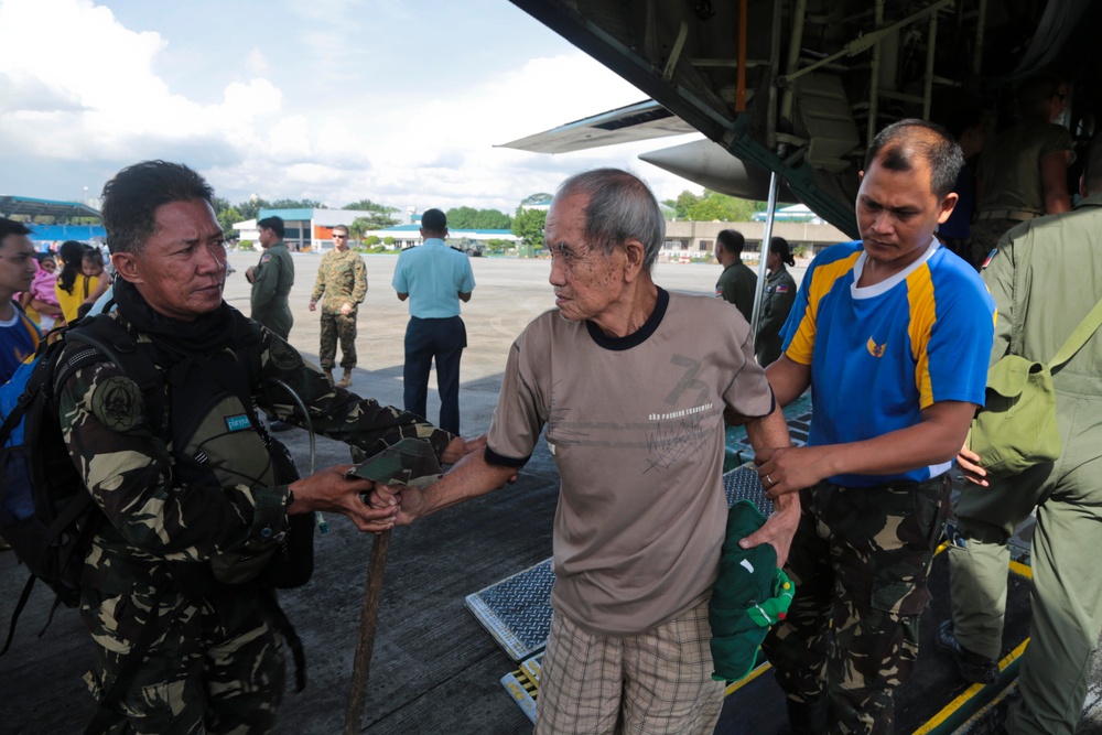 Philippine and US Forces work together during Operation Damayan
