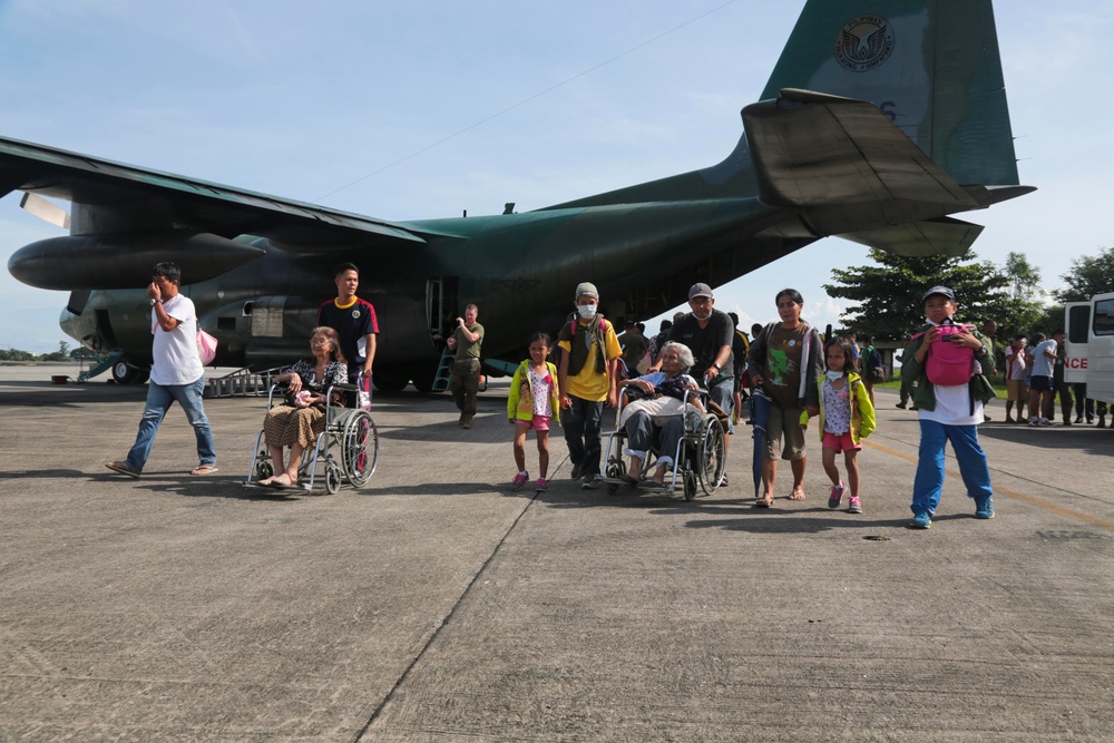 Philippine and U.S. Forces work together during Operation Damayan