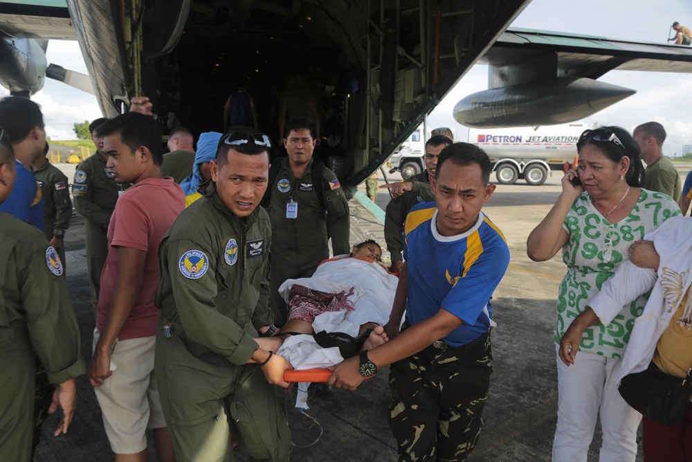 Philippine and U.S. Forces work together during Operation Damayan