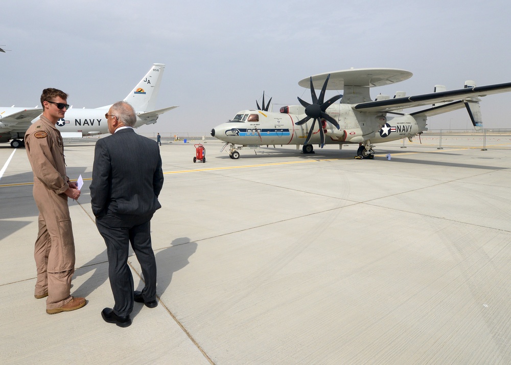 Navy Hawkeye makes appearance at 2013 Dubai Airshow