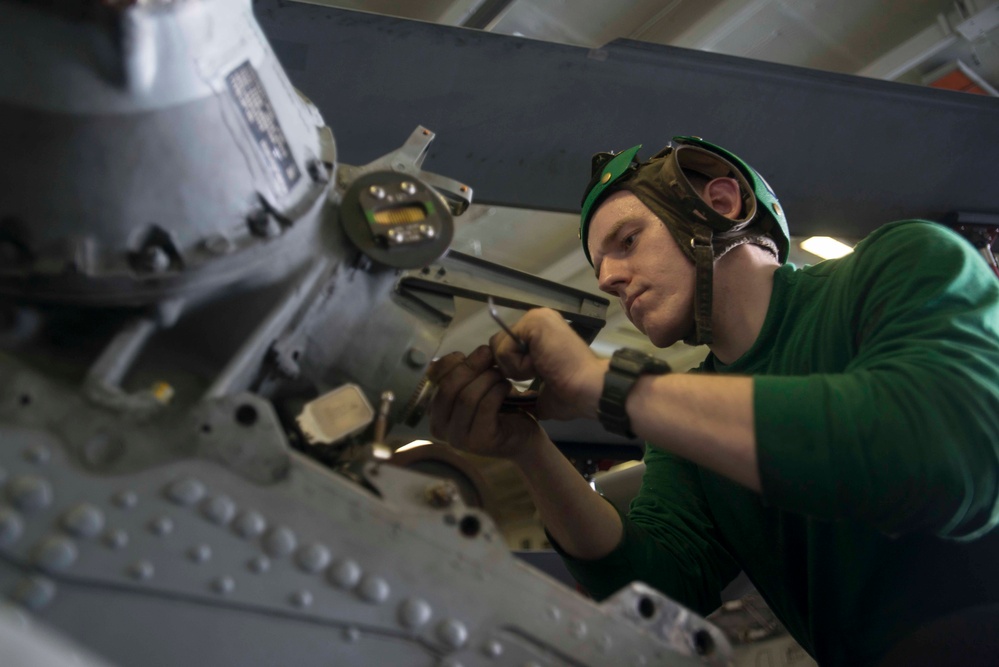 MH-60R Sea Hawk maintenance