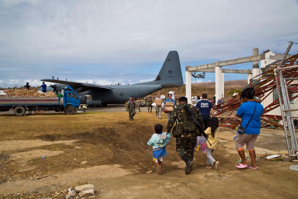 Philippine forces help Guiuan residents during Operation Damayan