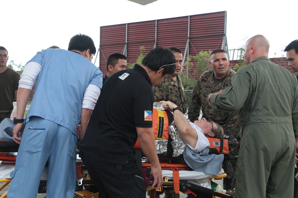 AFP, US service members evacuate injured people in wake of Haiyan