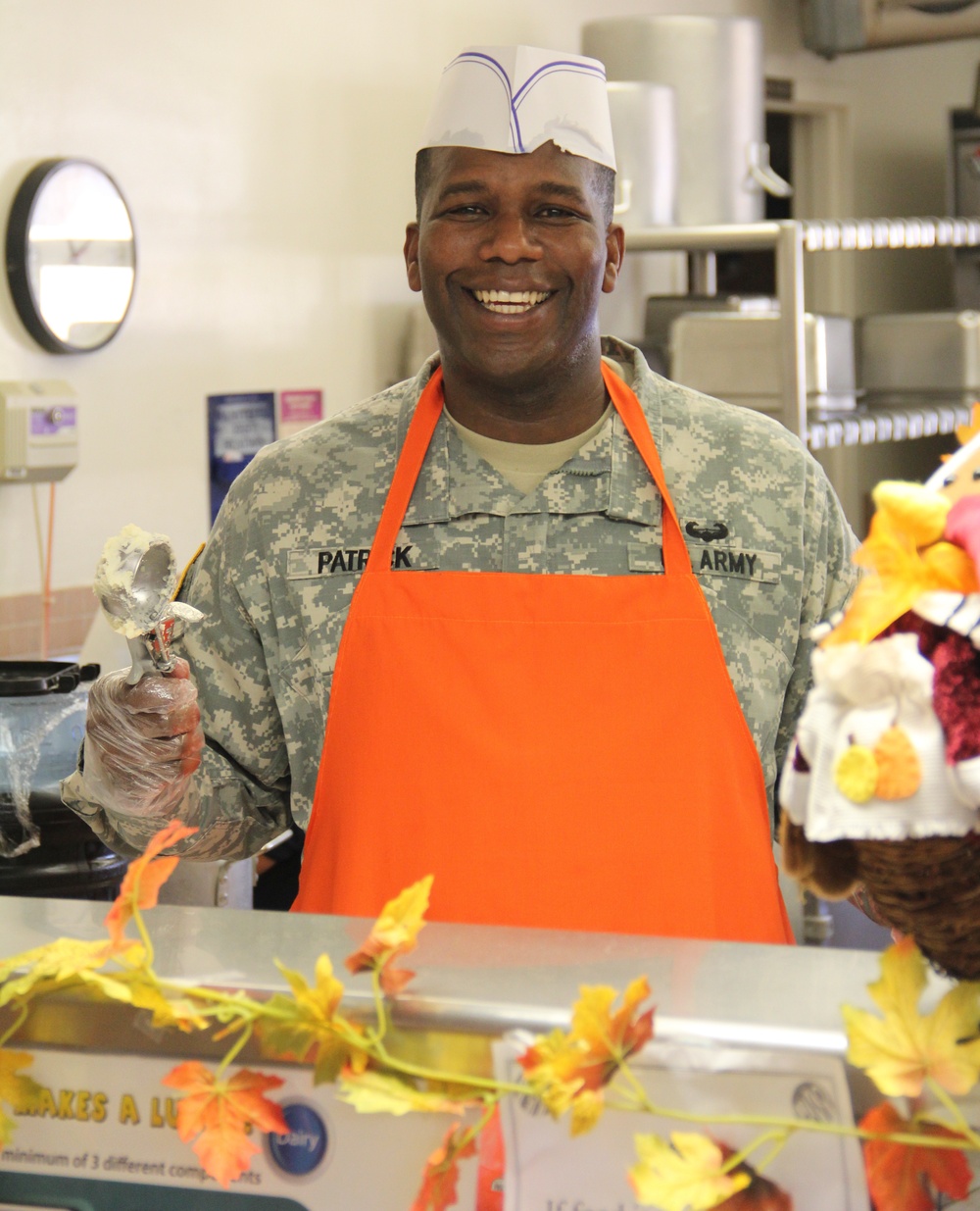 Soldiers help Thanksgiving come early for elementary school children