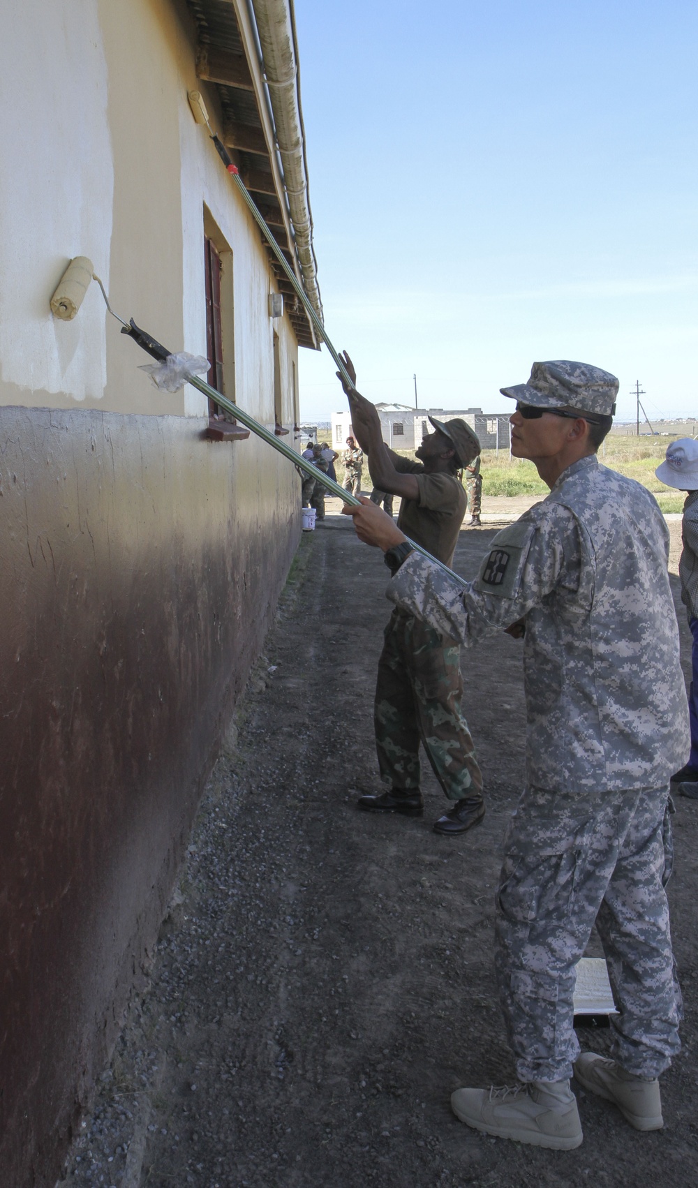 US and South African military members volunteer at local school