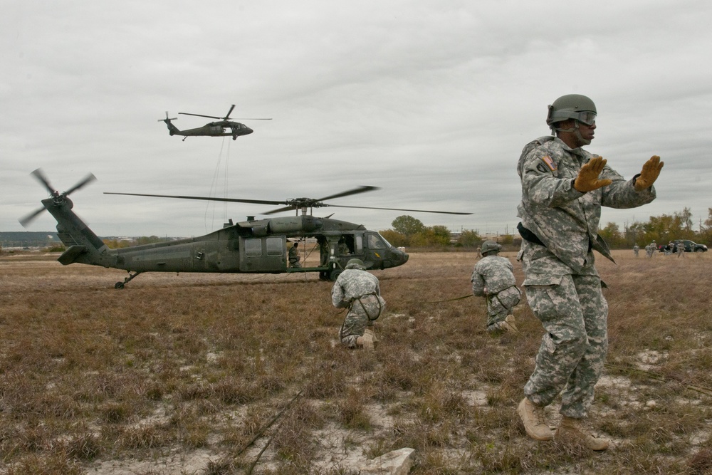 Fort Hood Air Assault School instructor conducts rappel testing