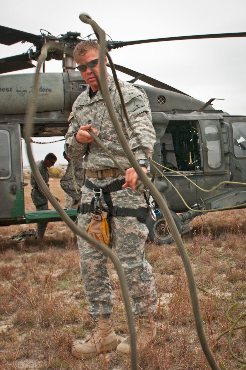 Air Assault School instructor shows students the ropes