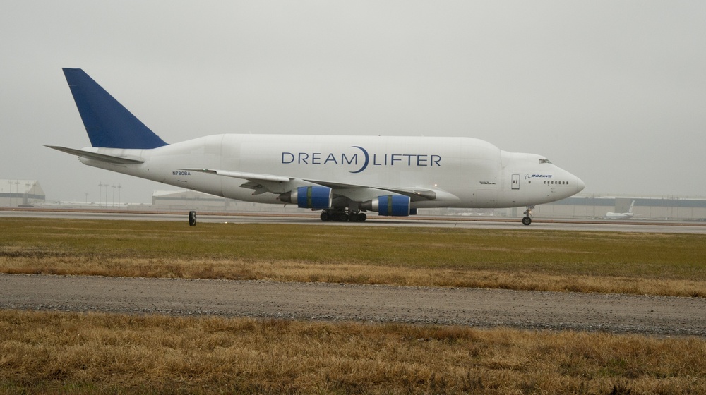 Boeing Dreamlifter lands at McConnell AFB