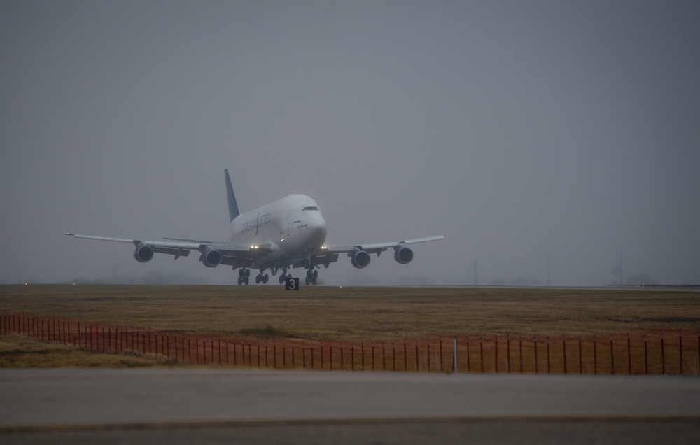 Boeing Dreamlifter lands at McConnell AFB