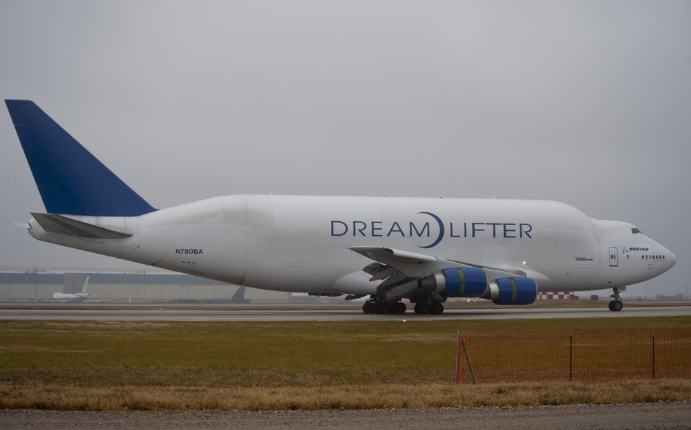 Boeing Dreamlifter lands at McConnell AFB